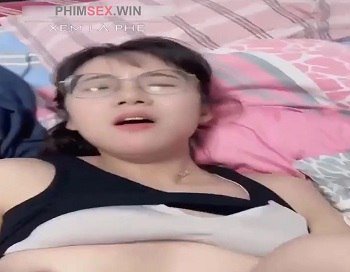 Chị em gái sexy đeo kính khoe vẻ quyến rũ và độ dâm đãng của lồn múp